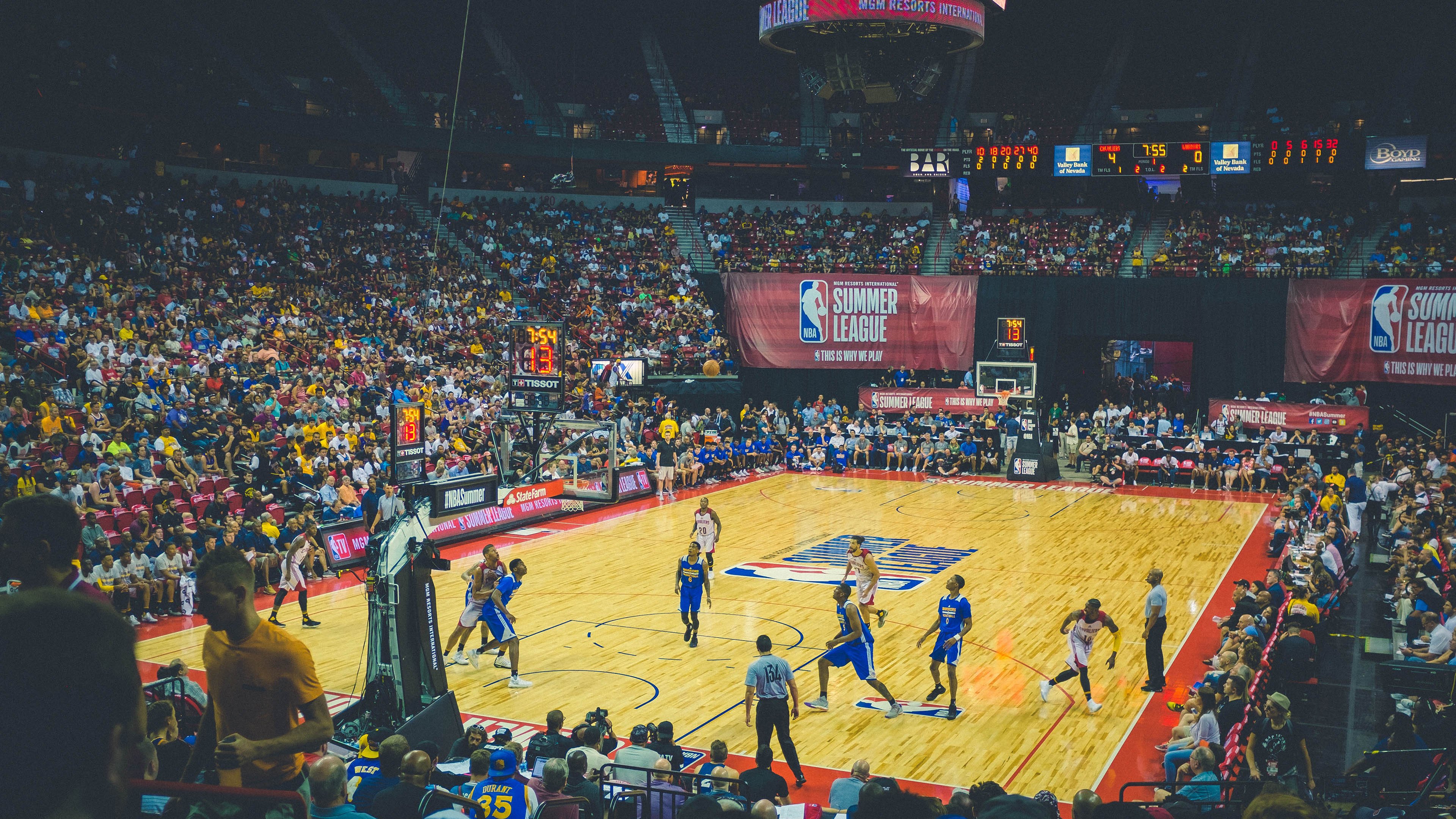 冬季湖面滑冰马拉松 比赛前反复检测冰层厚度确保安全